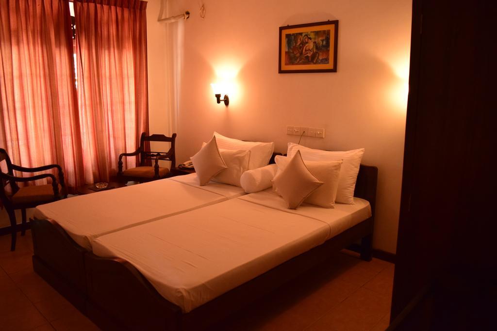 Hotel Lagoon Paradise Negombo Quarto foto